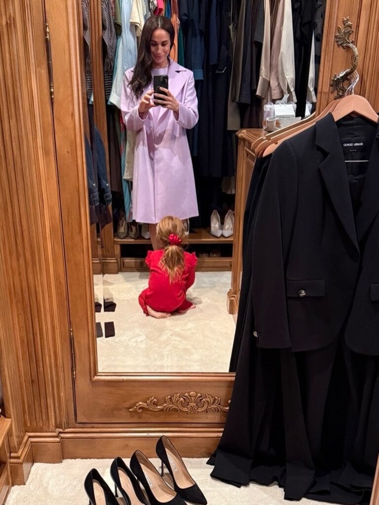 Tendência de estilo: Meghan Markle revela closet com ajudante especial