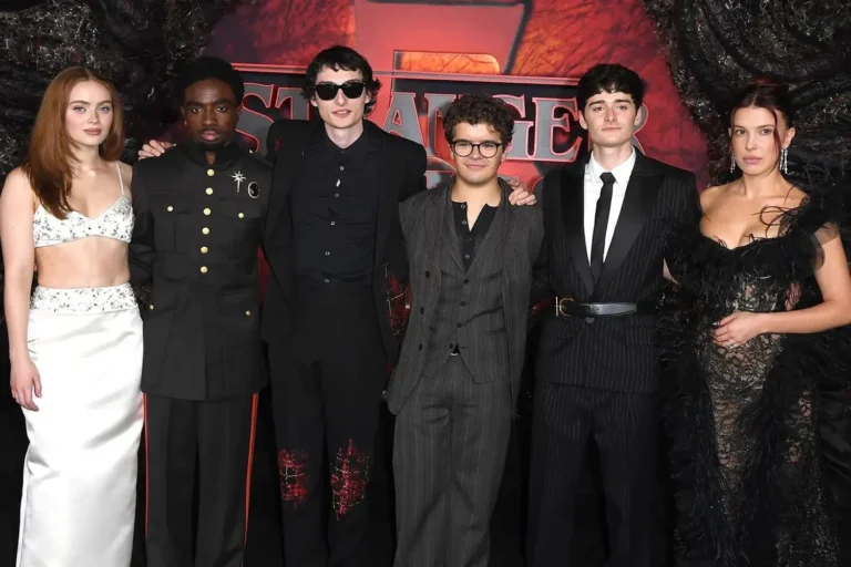 Tendência de estilo: Noah Schnapp celebra formatura em moda