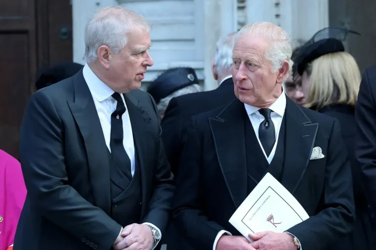 Tendência de estilo: Rei Charles e príncipe Andrew em Sandringham