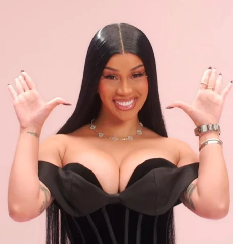 Tendência de moda: Cardi B abre bolsa de luxo e diverte fãs