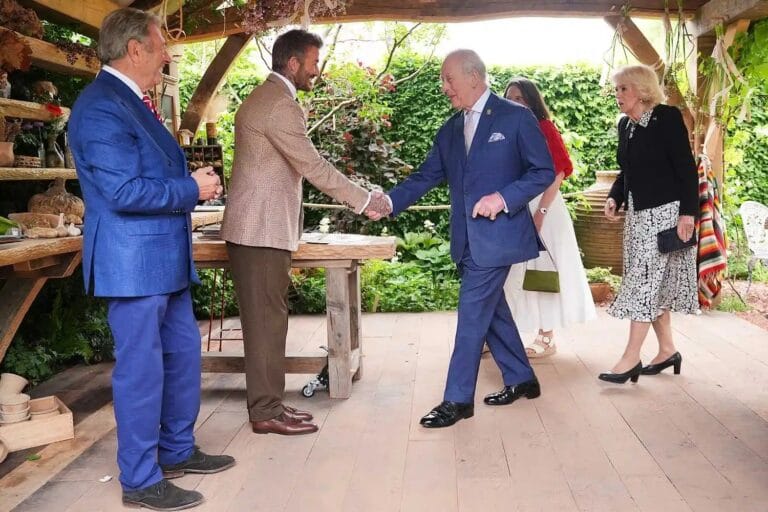 Tendência de moda: Charles III e Beckham em mostra de flores