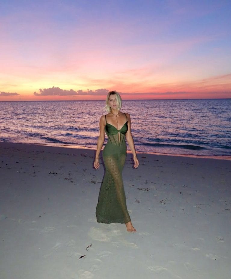 Tendência de moda: Isabella Santoni comemora 31 anos nas Ilhas Turcas