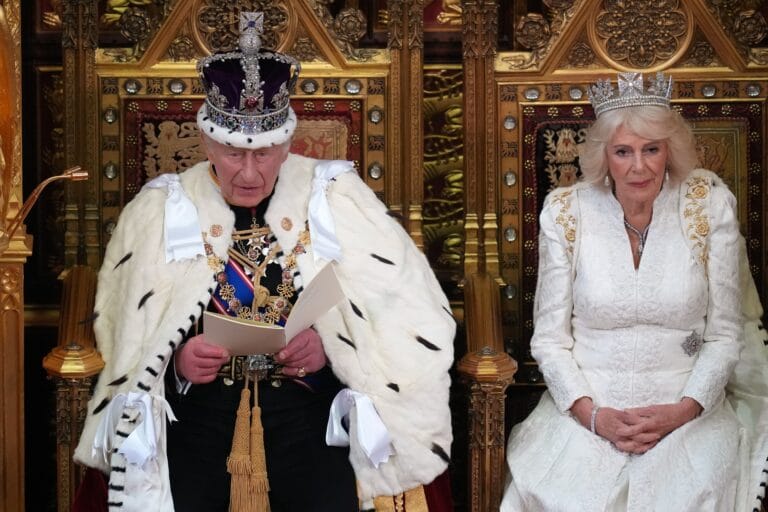 Tendência de moda: Rei Charles e Rainha Camilla em gala em Londres