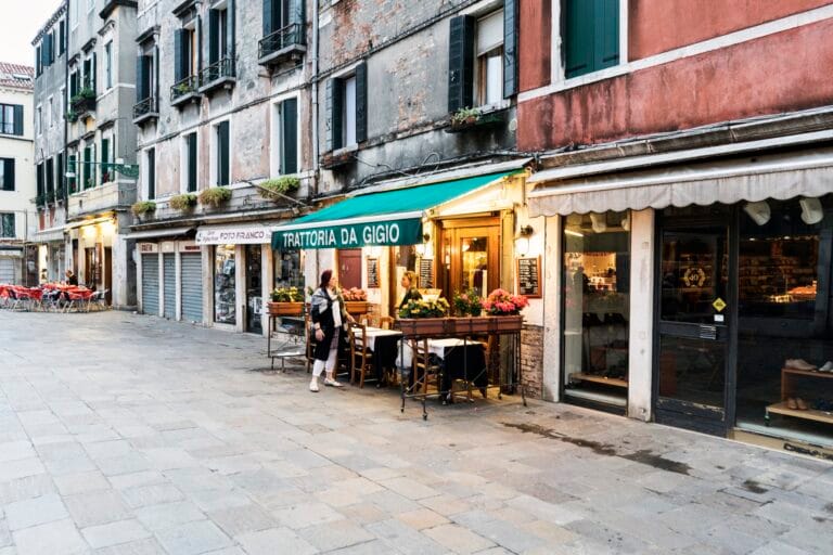 Tendência de moda: descubra os bacaros em Veneza 2026