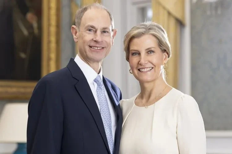 Tendência de moda: novo retrato real de Edward e Sophie em Portugal