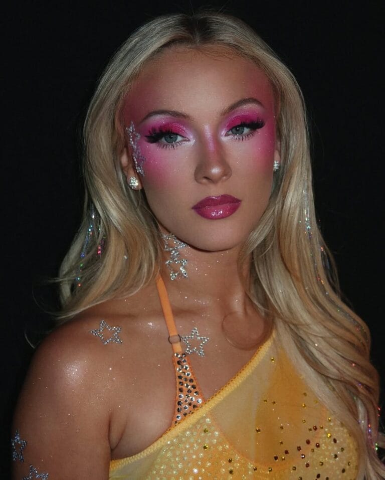 Tendência de moda: tatuagem com pedraria resgata nostalgia dos anos 2000