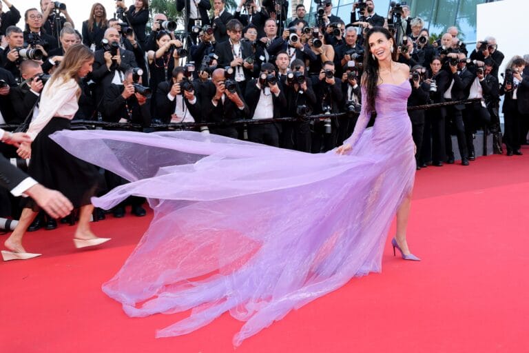 Transparência e cauda esvoaçante: look de Demi Moore em Cannes 2026