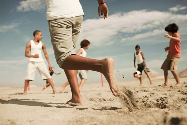 Treinar descalço na musculação: vantagens e riscos para saúde
