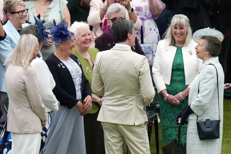 Visual da Princesa Anne relembra rainha Elizabeth em evento