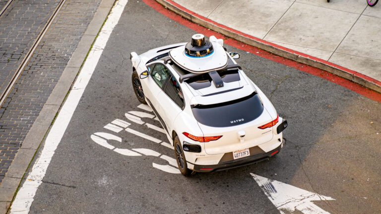 Waymo lidera com mais robotáxis que Tesla no Texas
