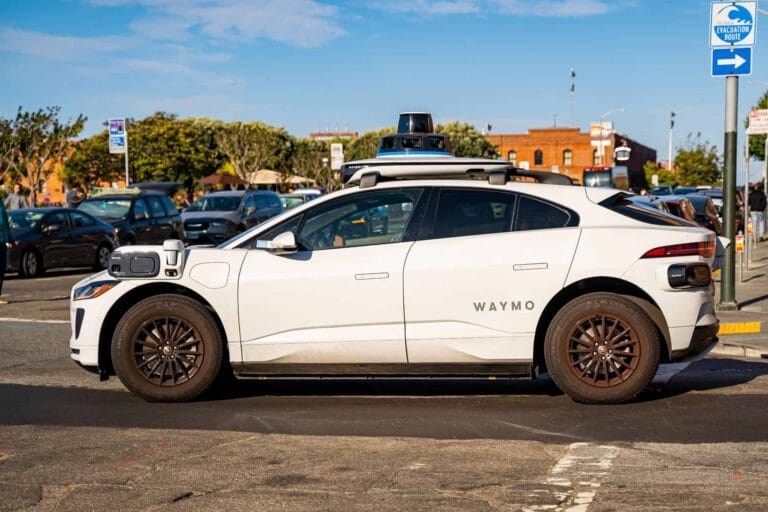 Waymo recolhe 3,8 mil robotáxis após falha em enchentes