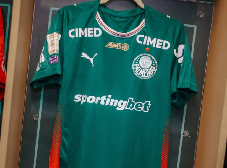 Palmeiras altera escalação e Vitor Roque fica no banco contra o Athletico-PR neste domingo