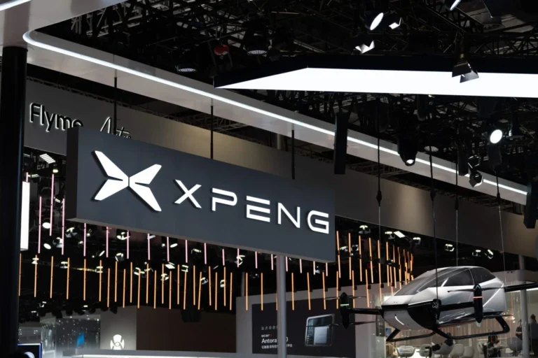 Xpeng inicia produção em massa de robotáxis elétricos