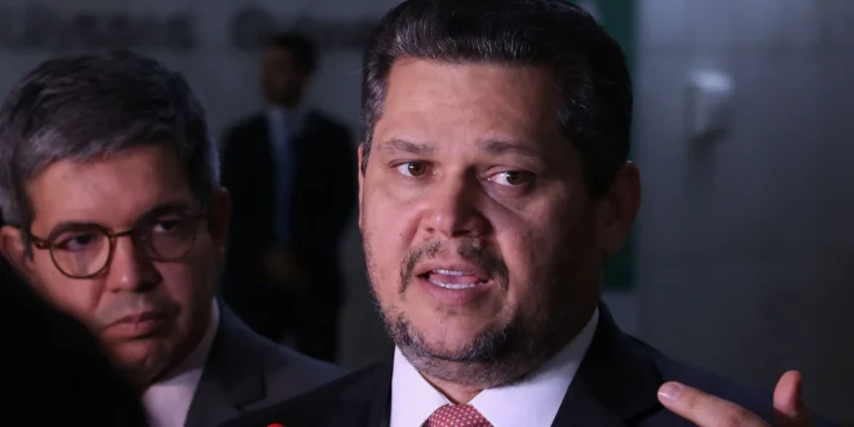 Atualização: Alcolumbre mantém PEC 6x1 travada no Senado hoje
