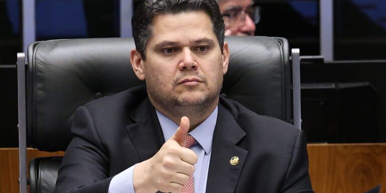 Atualização: Alcolumbre sugere melhorar 6x1 e PEC nas comissões