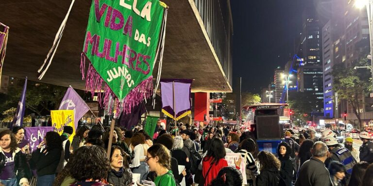 Atualização: Ato em SP defende norma sobre aborto em casos de estupro