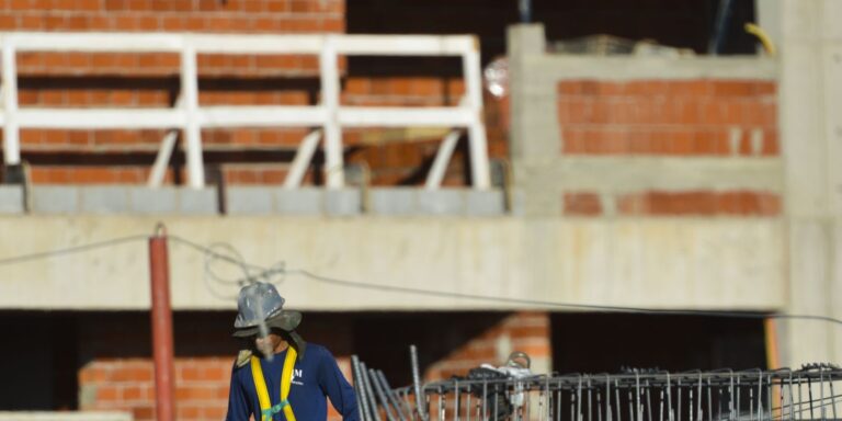Atualização: Construção empregou 2,5 milhões com salários de 2,1 mínimos