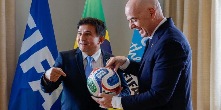 Atualização: Ministro do Esporte entrega marco da Copa Feminina à Fifa