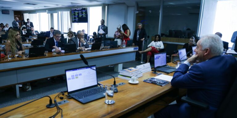 Atualização: Senadores discutem tramitação da PEC do fim da escala 6x1