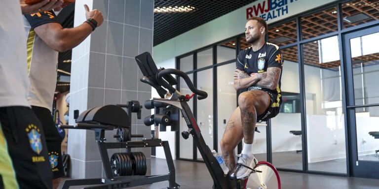 Atualização: exames de Neymar mostram 'boa evolução', diz CBF