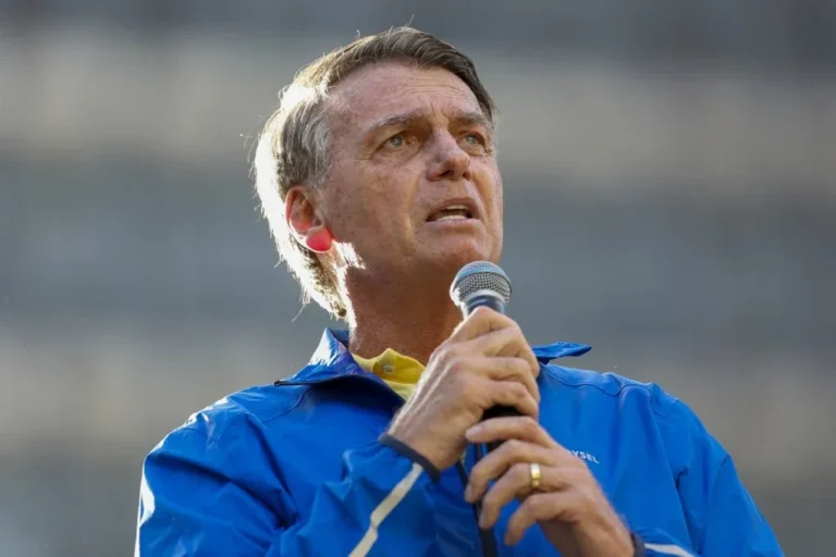 Bolsonaro enfrenta crise de soluços há 7 dias, diz boletim médico
