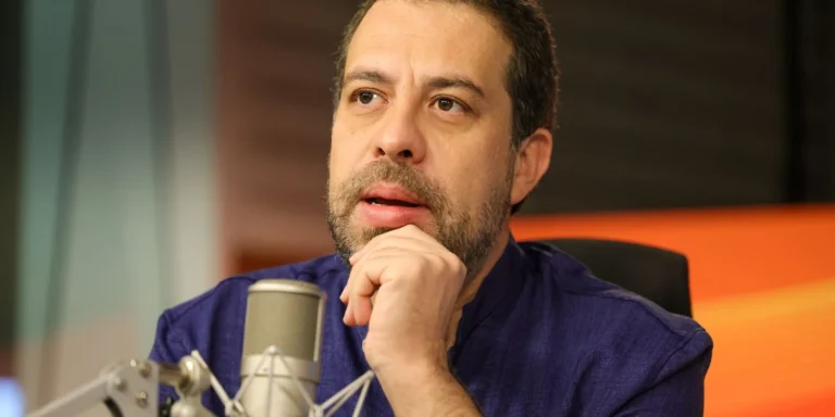 Boulos critica lobbies contra fim da escala 6 por 1 hoje