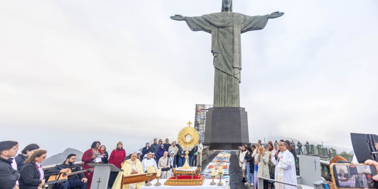 Cristo Redentor agora tem tapete de patchwork no Corpus Christi