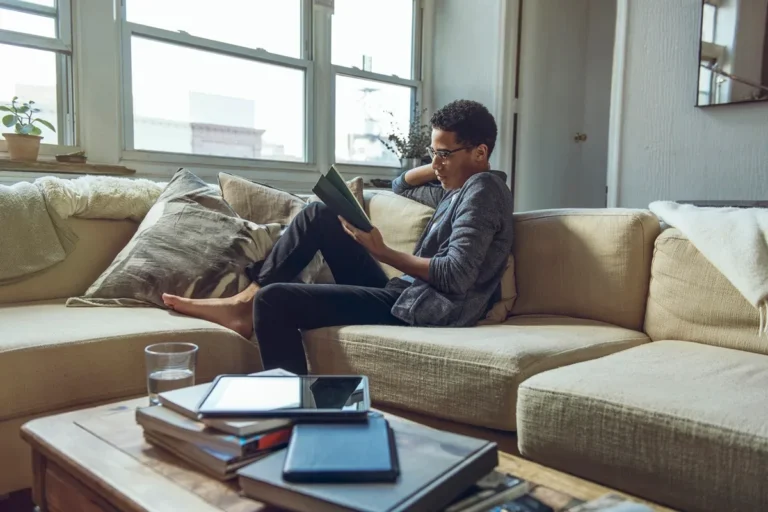Dicas de saúde: troque telas por livros e melhore sua rotina