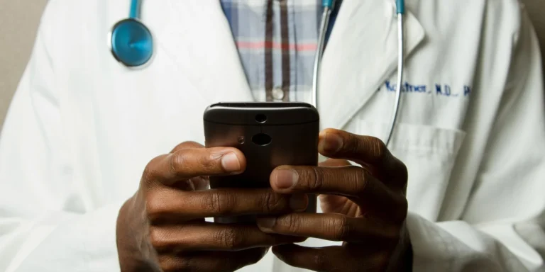 Enamed é agora requisito para exercício da medicina no Brasil