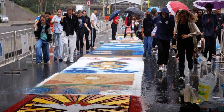 Fiéis fazem tapetes de Corpus Christi no Rio sob chuva agora