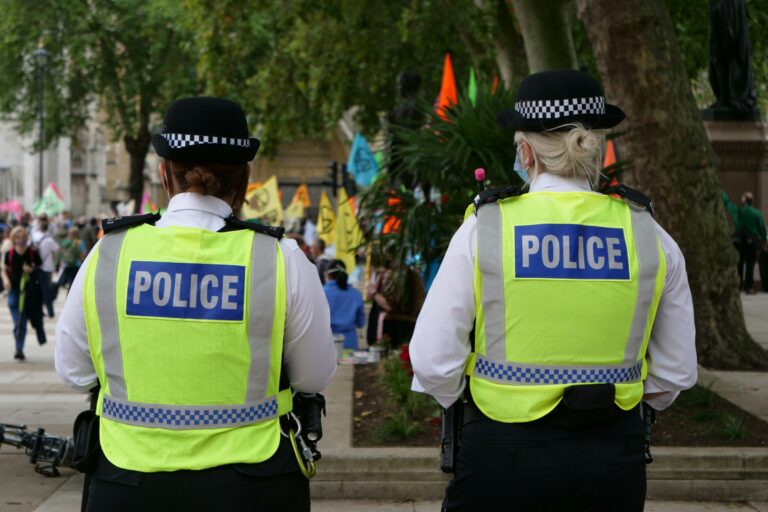 IA gera polêmica após policial do Reino Unido fabricar provas