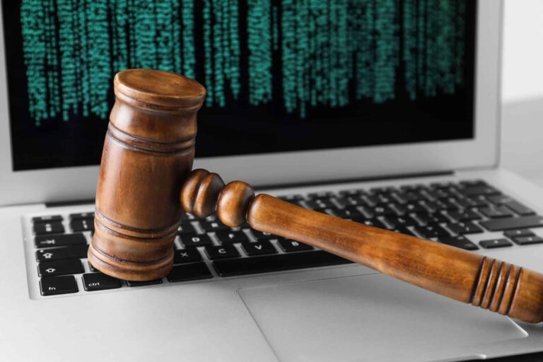 IA vence caso inédito em tribunal inglês com advogada de tecnologia