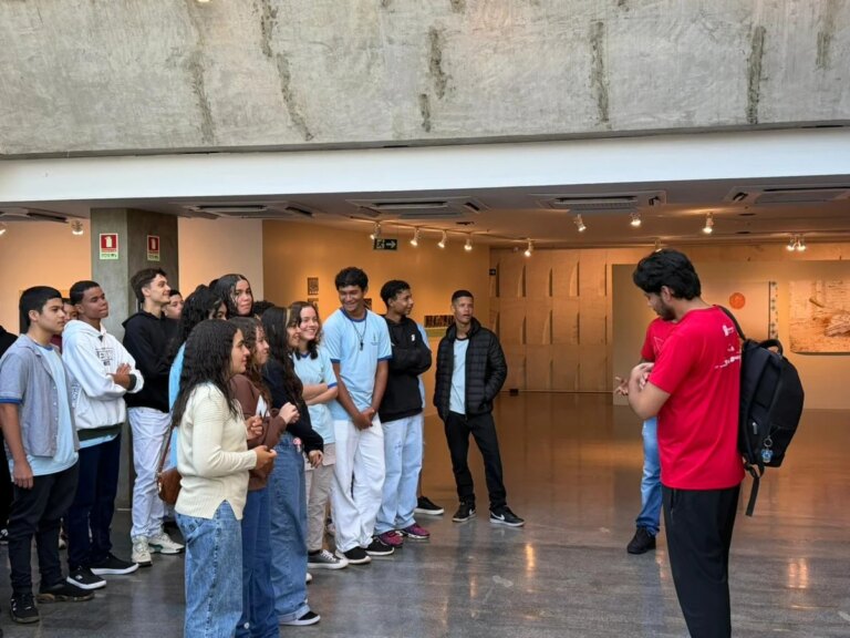 Imersão artística: alunos transformam aula na mostra Constelações