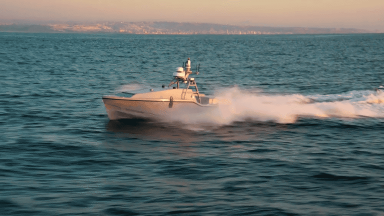 Inovação em resgate: barco-drone atua no Estreito de Ormuz