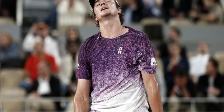 João Fonseca dá adeus a Roland Garros após derrota para Mensik