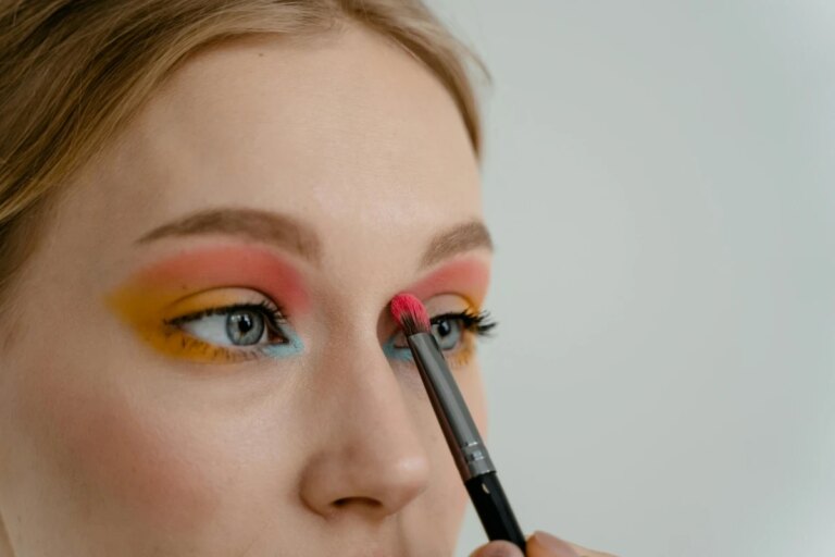 Make para Parada LGBTQIA+: dicas de estilo e bem-estar