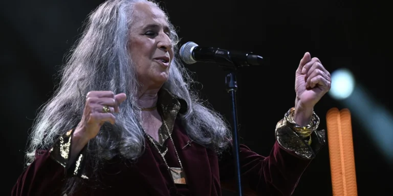Maria Bethânia completa 80 anos como ícone da música brasileira