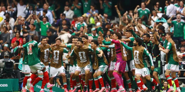 México vence África do Sul na abertura da Copa com expulsões