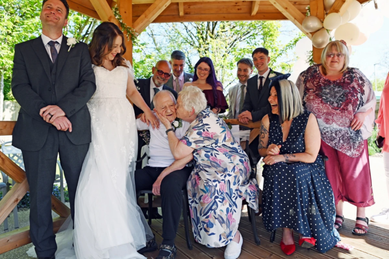 Noiva garante presença do avô com demência em casamento duplo