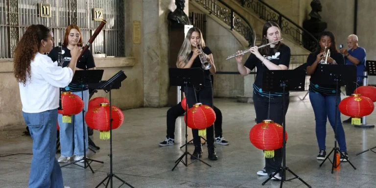 Orquestra juvenil feminina do Rio leva música brasileira à China agora