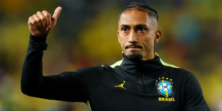 Raphinha sente dores na coxa direita e será reavaliado hoje