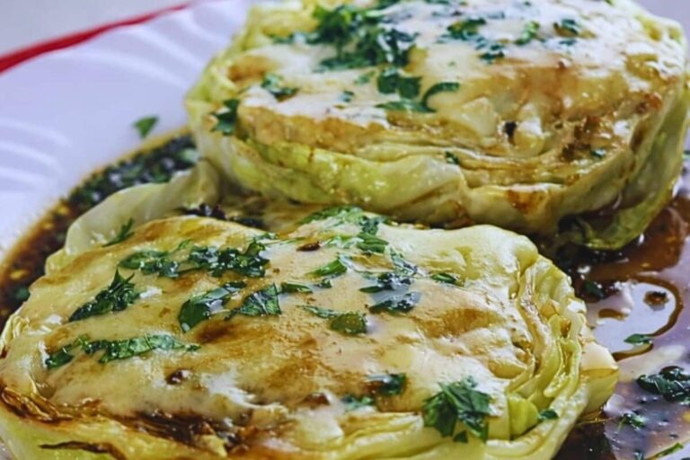 Receita de bife de repolho suculento na frigideira em minutos