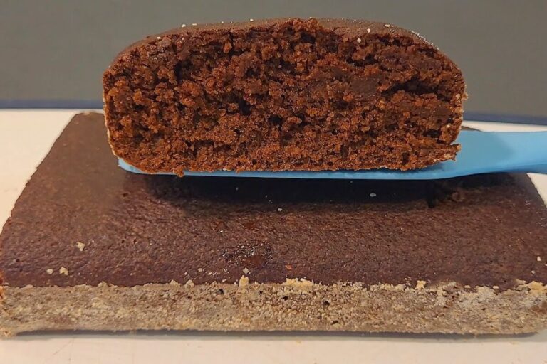 Receita de bolo de chocolate com aveia cremoso e saudável
