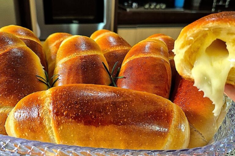 Receita de pãozinho caseiro recheado com queijo delicioso
