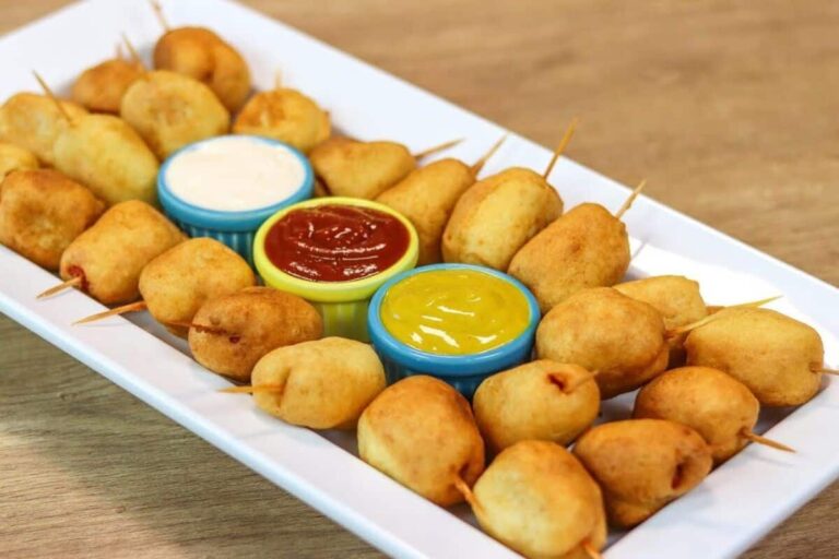 Receita de salsicha empanada no palito crocante e macia