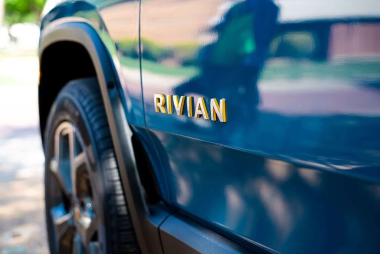 Rivian é processada por prometer inovação em direção autônoma