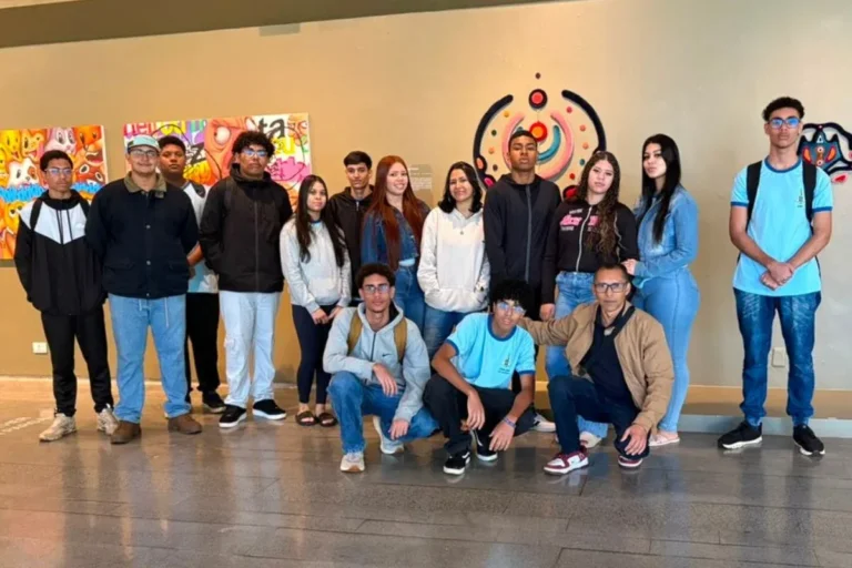 Saúde e bem-estar: alunos do CEM 404 visitam Constelações Contemporâneas