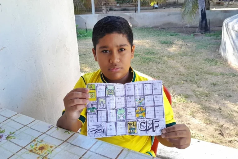 Saúde e bem-estar: menino que desenhou álbum da Copa ganha versão original