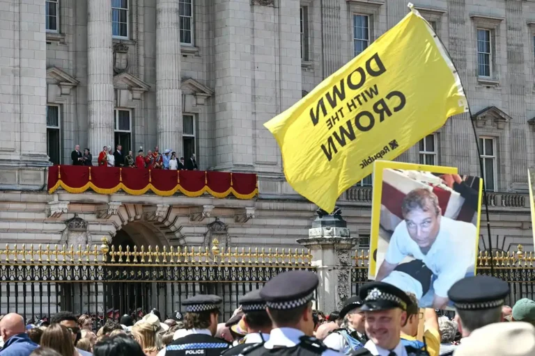 Tendência de moda no protesto da celebração do rei Charles em Londres