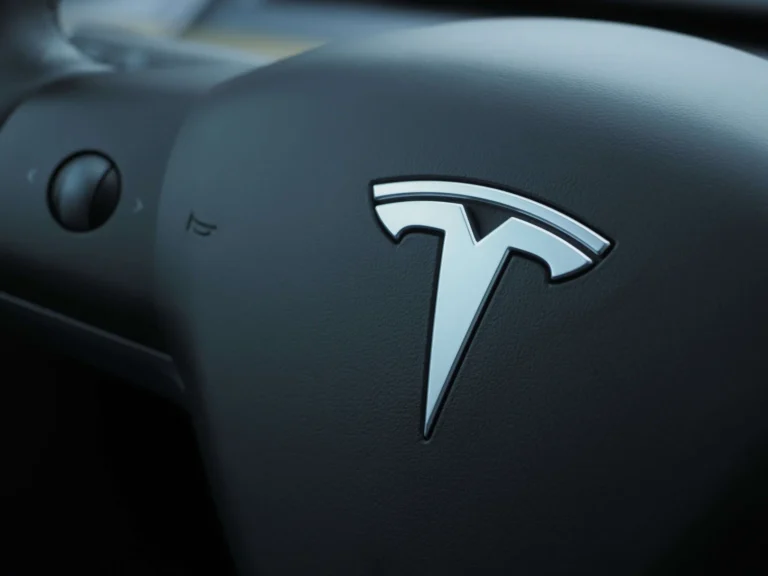 Tesla sob investigação federal após colisão fatal no Texas